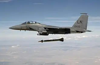 Un F-15E lâchant une bombe GBU-28 « Bunker Buster » lors d'un essai. Cette bombe perforante est destinée à pénétrer et détruire les bâtiments durcis.