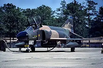 Un McDonnell Douglas F-4 Phantom II de la Air Force Reserve Command avec une étoile rouge désignant une victoire lors de la guerre du Viêt Nam.