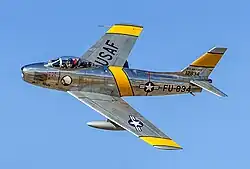 chasseur en vol, dans une présentation d'avions anciens.