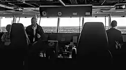 Des instruments de navigation et une baie vitrée.