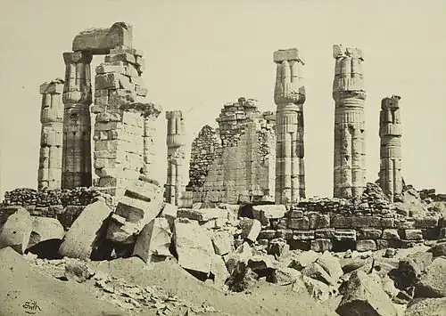 Vue des colonnades du temple au XIXe&nbsp;siècle.