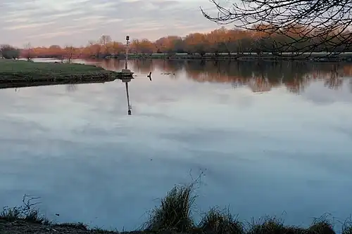 Vue de la confluence de deux rivières au petit matin.