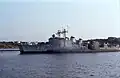 Le HMS Valen désarmé et amarré avec les frégates HMS&nbsp;Visby&nbsp;(F11) et HMS&nbsp;Sundsvall&nbsp;(F12) à Nya Varvet à Göteborg à l’été 1982.
