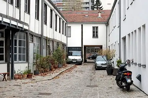 Deuxième cour.