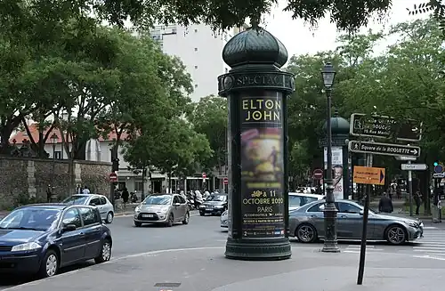 Le terre plein du boulevard avec des colonnes Morris.