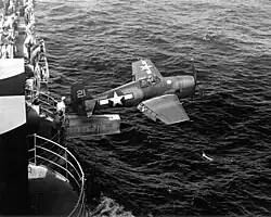F6F-3 Hellcat du VF-2 fighting squadron lancé depuis la catapulte du hangar du USS&nbsp;Hornet&nbsp;(CV-12), 25 février 1944.