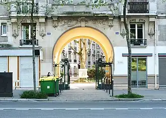 Entrée du square Eugène-Hatton vue depuis l'avenue Daumesnil.