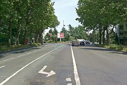 L'avenue vue en direction de l'échangeur de la porte de Bagnolet.