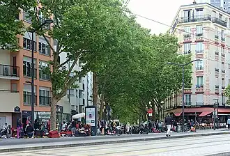 Le débordement de la brocante rue Saint-Blaise sur le boulevard Davout.