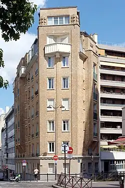 Immeuble d'angle avec la rue Xaintrailles.