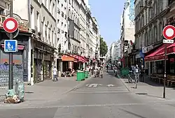 La rue en 2024, vue depuis la rue Yves-Toudic.