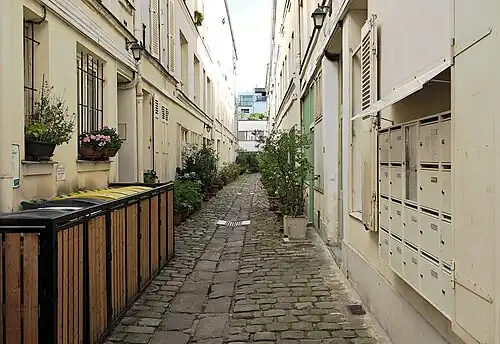 La cour en 2025.