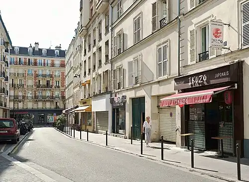 La rue des Dames en direction de la rue de Lévis.