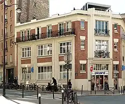 N°2ter, à l'angle de la rue Dombasle.