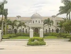 Photo de la façade de la Florida Atlantic University.