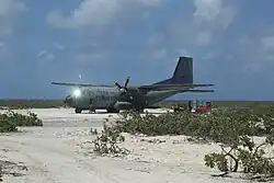Un Transall ravitaille l'Île Tromelin en 2013