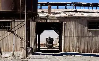 Une locomotive du FCAB sur une plaque tournante dans la gare de Baquedano&nbsp;(es).