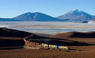 Un autre train FCAB vers la passe d'Ascotan, transportant le minerai de plomb de la mine de San Cristóbal au port d'Antofagasta. Avril 2012.