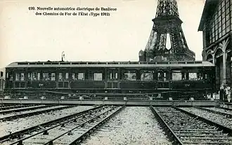 Le dépôt du Champ de Mars, vers 1912, avec une automotrice de 1re&nbsp;série sur le chariot transbordeur.