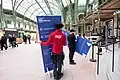 Bénévoles installants la signalétique