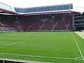 Une vue des tribunes et du terrain