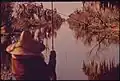 Pêcheur le long du bayou Gauche