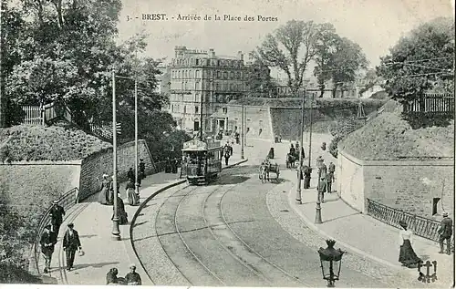 Les Glacis, Porte Landerneau, vue de la place de la Liberté ; derrière les murs, la place des Portes ouvrant sur la rue de Siam et la Grand-rue (renommée rue Louis-Pasteur en 1907).