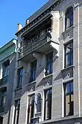 Immeuble de logements sociaux (rue Marconi, 34, 1902 ): dans une enclave industrielle, la Société des habitations à bon marché de l’agglomération bruxelloise confie la construction de logements ouvriers à plusieurs architectes de renom (Henri Jacobs, Léon Govaerts, etc.) : en brique jaune et bandeaux de pierre bleue, l'immeuble présente un rez-de-chaussée percé de baies en plein cintre de différentes tailles. A celle de l'entrée répond celle de la vitrine de l'ancien magasin surmontée d'une niche.