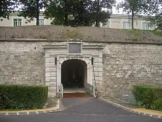Porte de la citadelle vers la ville.