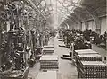Carte postale représentant l'intérieur des abattoirs de la Mouche (Lyon), réquisitionnés pour la fabrication d'armes pendant la Première Guerre mondiale.