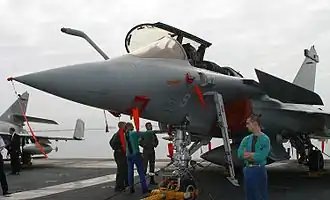 Le Rafale no&nbsp;9 sur le pont d'envol du porte-avions Charles de Gaulle.