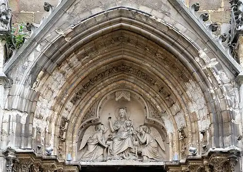 Tympan du portail principal (façade ouest).