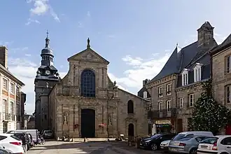 Église Saint-Mathurin : vue d'ensemble.