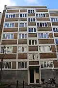 Détail de la façade avec son parement de dalles de silex lavé