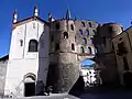 Porte de Savoie avec la façade de la cathédrale.