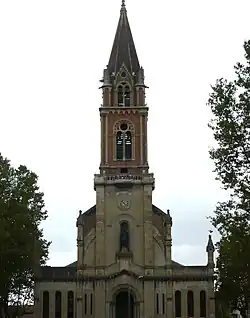 L'église Saint-Jean-Saint-Louis élevée face à la halle de l'Albinque.
