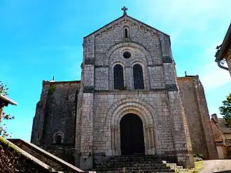 Façade est de l'église en octobre 2013.