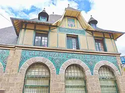 La façade du bureau de Poste de Saint-Lunaire.