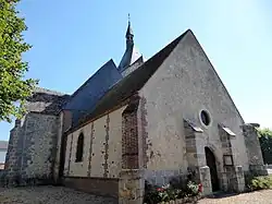 Façade d'entrée ouest et mur nord en briques.