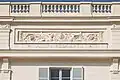 Les bas-reliefs restaurés sur la façade sud du château de Bagatelle.