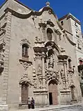 La façade de l'église.