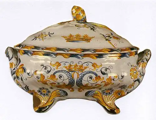 Soupière en faïence de Raon-l'Étape, Saint-Dié-des-Vosges, musée Pierre-Noël.