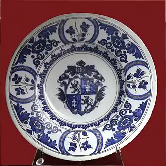 Assiette à écusson, Grasse, musée d'art et d'histoire de Provence.