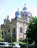 Nouvelle synagogue Fabric de Timișoara. Construite en 1899, de style éclectique et néo-gothico-mauresque, quasiment en ruines puis rénovée et reprise pour une période de  35&nbsp;ans, par le Théâtre national de Timisoara&nbsp;(ro).