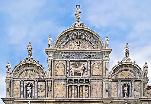 Partie supérieure de la façade