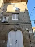 Façade avec fenêtre à arc en accolade décorée d'entrelacs
