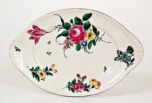 Plateau décoré du motif « rose », Bologne, manufacture Finck, dernier quart du XVIIIe&nbsp;siècle.