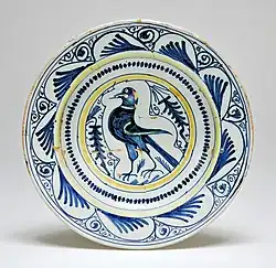 Plat avec oiseau stylisé, famille italo-mauresque, Faenza, milieu du XVe&nbsp;siècle.
