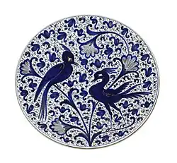 Assiette décorée de style « Melograno ».