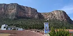 Vue des falaises de Kokkinóvrachos depuis Leonídio.